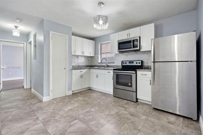 Building Photo - 2460 SW 36th Ave