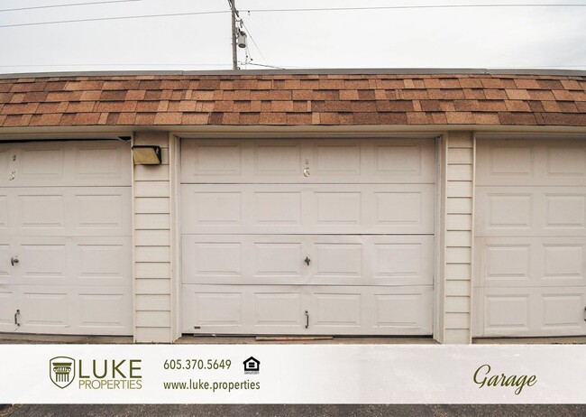 Building Photo - 405 S Sycamore Ave