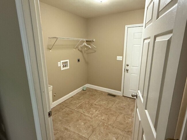 Building Photo - 417 DALHLIA