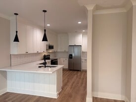 Building Photo - 14 Walnut St NE