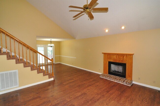 Building Photo - Sweet 3 bed 2.5 ba.  1 car garage in St B
