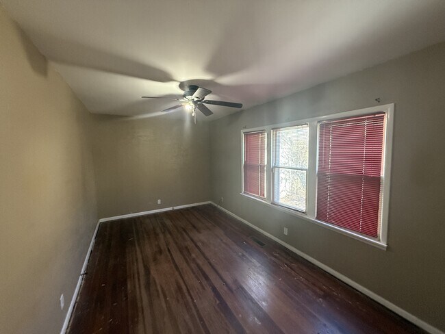 Building Photo - 804 E 6th