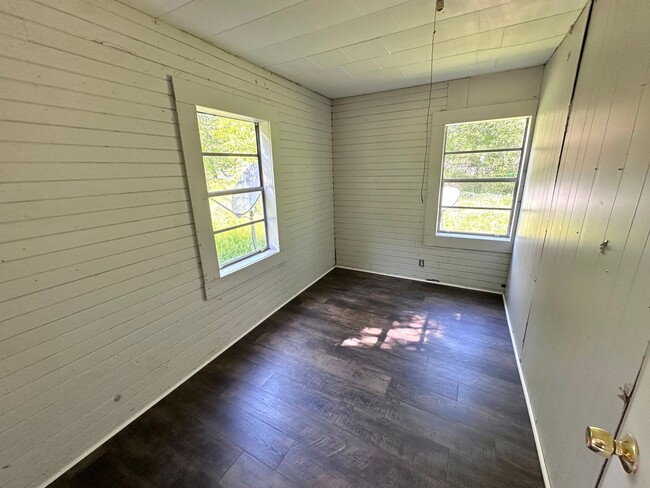 Building Photo - 1 Bedroom- 1 Bathroom- (with bonus room) House in Shannon!