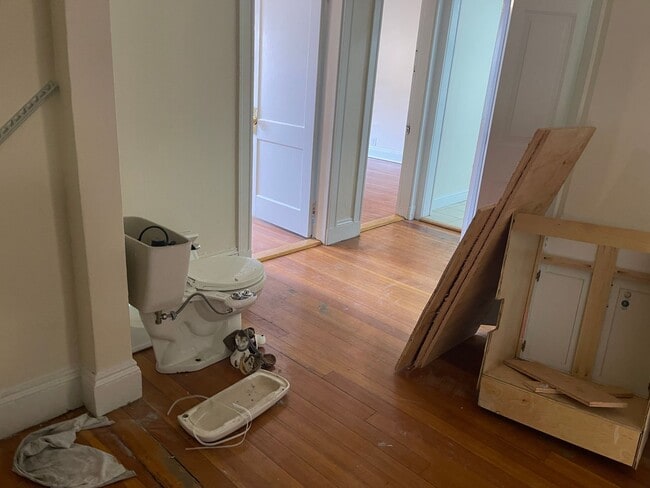 Building Photo - Nice sunny 2 bed , Big bedrooms with Heat and Hot water Inc  1 FREE MONTH RENT  Easy choice $883 ...