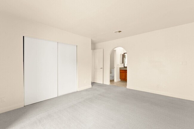 Building Photo - Spacious Ground-Level 2-Bedroom Condo Near...
