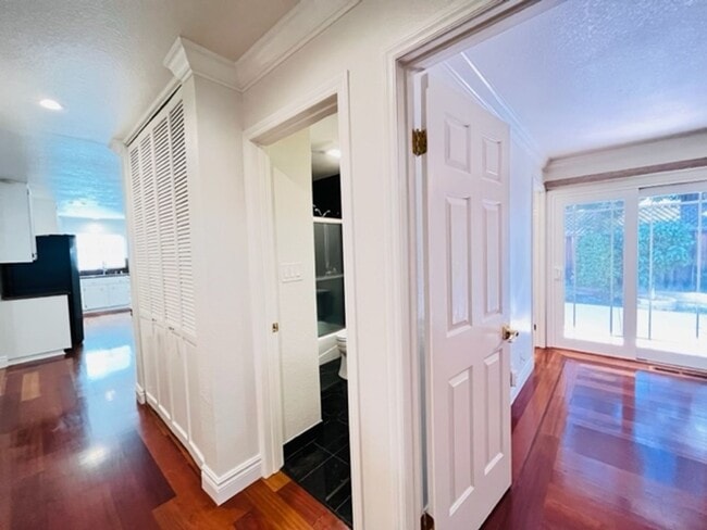 Building Photo - Gorgeous 3Bd/2BA + Den/Office or 4th Bedro...