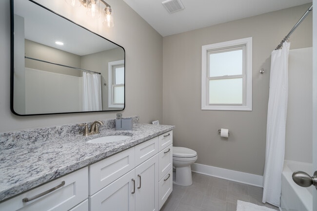 Upstairs Hall Full Boathroom - 1800 Cumberland Trce