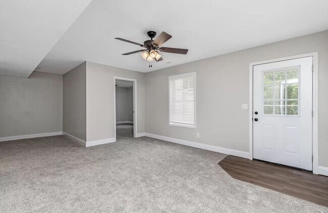 Building Photo - 5 Bedroom Home Located in Waynesville, MO!