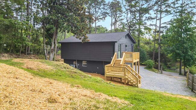 Building Photo - 932 Hurtt Rd