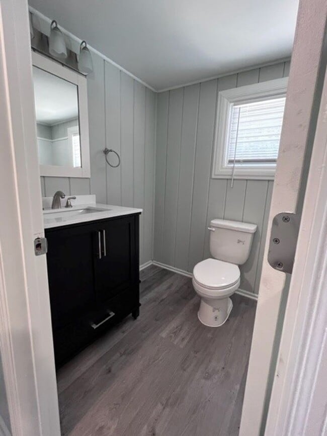 Building Photo - Lake View