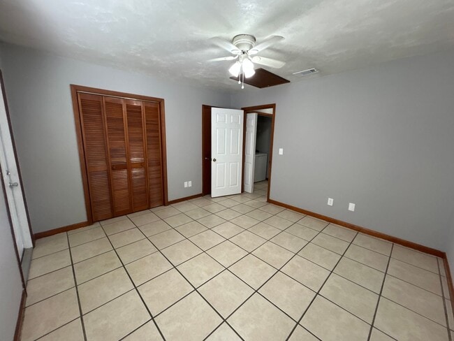 Building Photo - Spacious 1 Bedroom 1 Bathroom! Located Off Ocala Road.