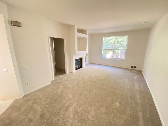 Building Photo - Advent - Low Deposit W/ Laundry & Parking
