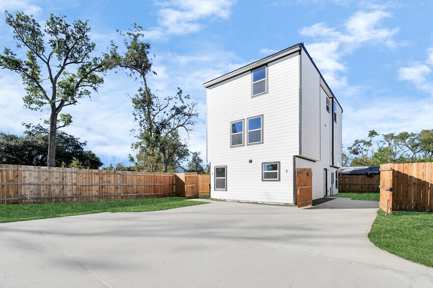 Building Photo - 6315 Sandra St