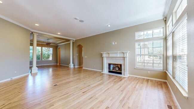 Building Photo - Gorgeous Home with private yards, large de...