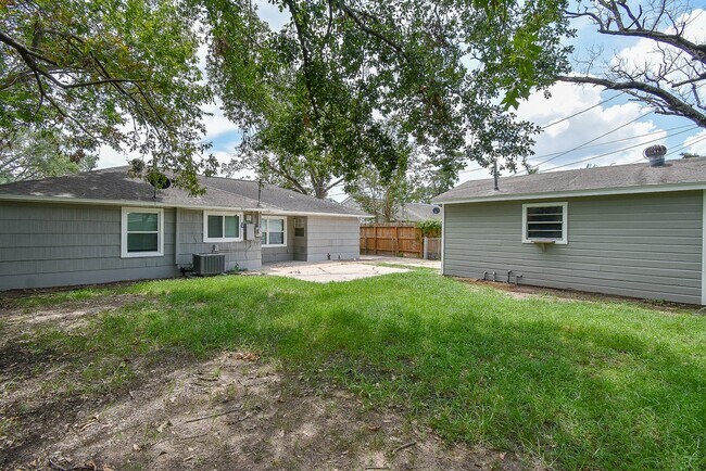 Building Photo - 7406 Schiller St