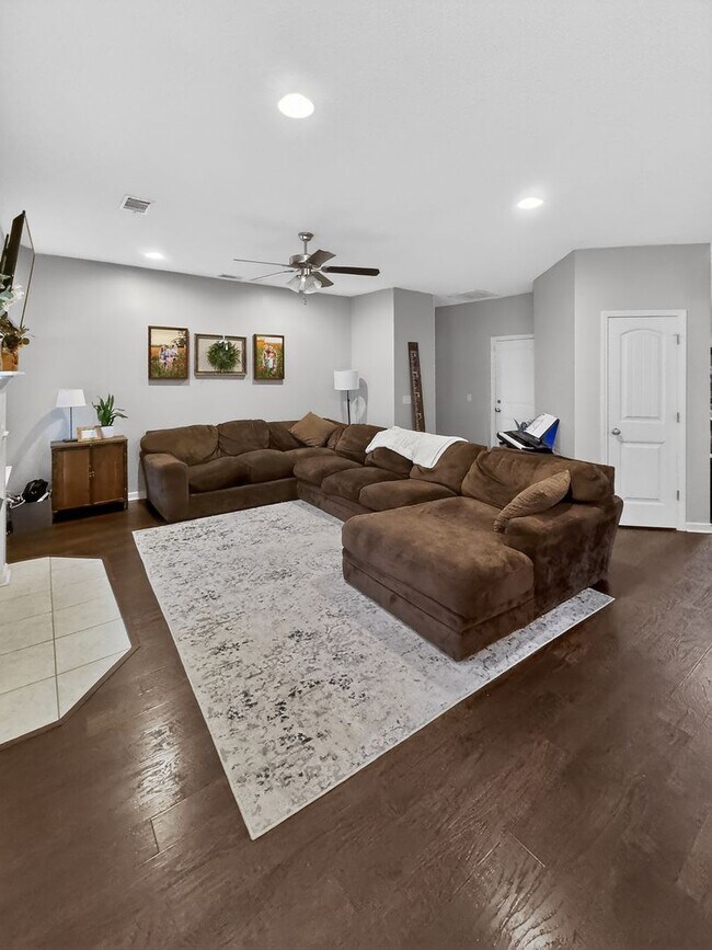 Building Photo - SPRING MOVE-IN SPECIAL: 50% OFF 1ST MONTH'S RENT!**