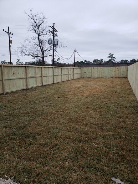 Private fully fenced backyard - no rear neighbors! - 928 W Austin St