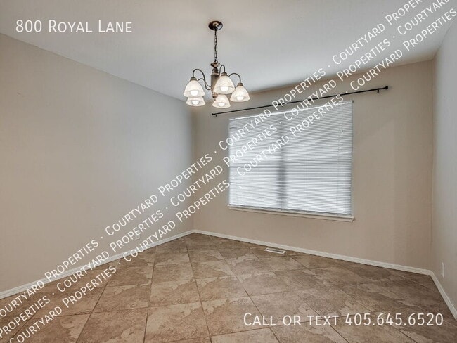 Building Photo - 800 Royal Ln