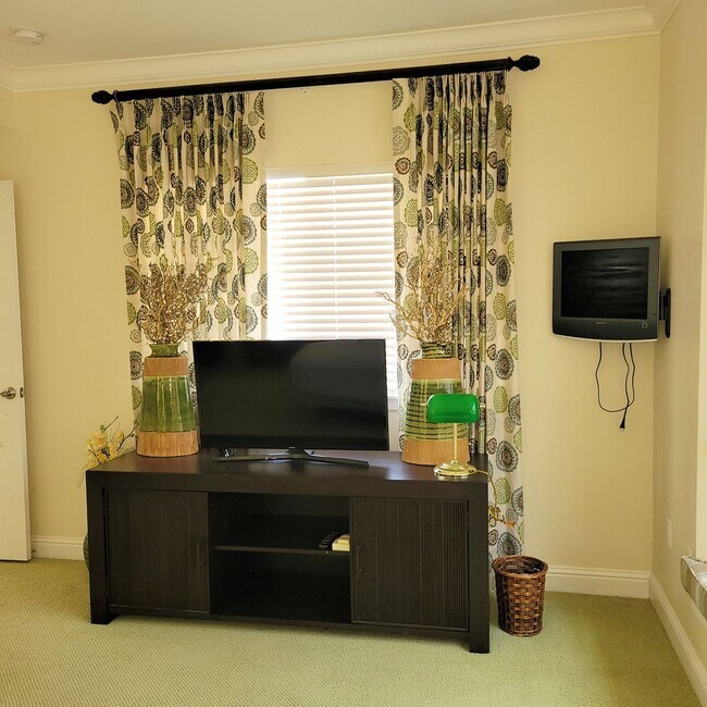 Building Photo - Luxury Living with Ocean Views in Wailea a...