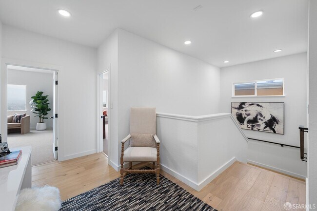 Building Photo - 628 Los Palmos Dr