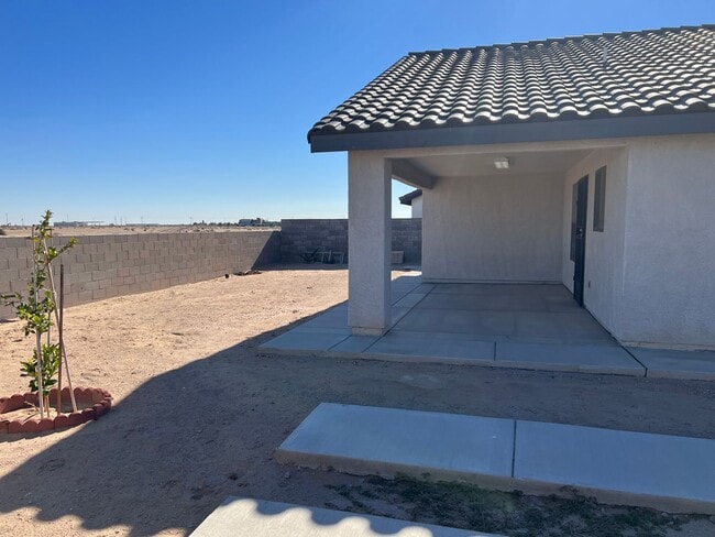 Building Photo - San Luis AZ, Three Bedroom 2 Bath Corner Lot Home with Additional Parking