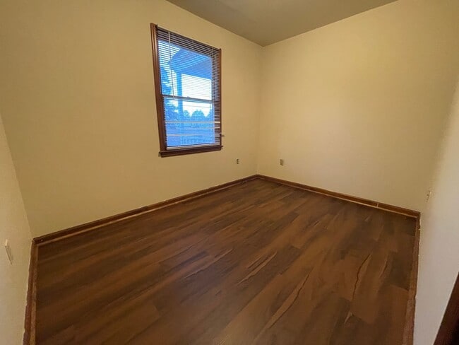 Building Photo - 3 Bedroom Rancher