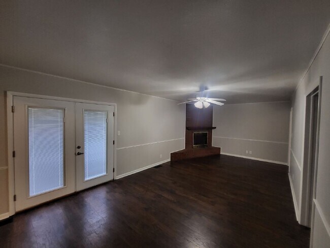 Building Photo - 3 Bed 2 Bath, 2 Car Garage