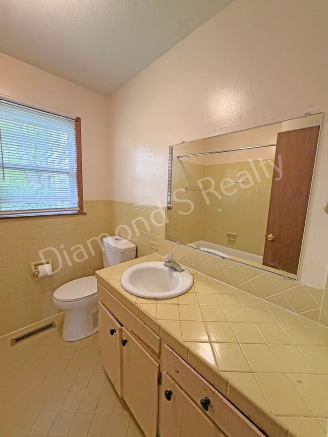 Building Photo - 2 Bedroom Duplex Available Now!  Great Location!