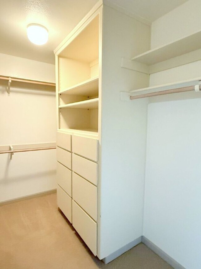 Building Photo - NEW PRICE ! Beautiful custom one story estate located on one of the most desirable streets in Bla...