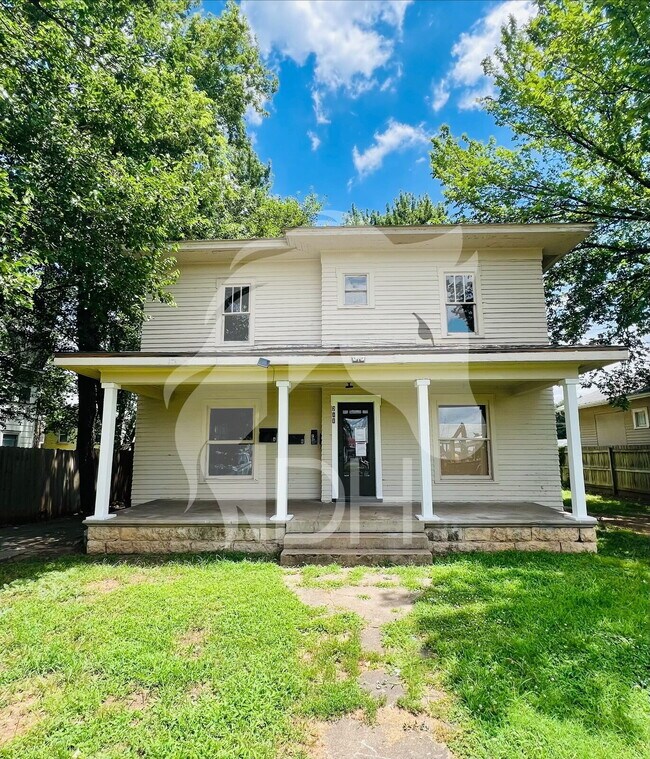 Building Photo - "Charming 1-Bedroom Retreat with Gleaming Hardwood Floors in Ponca City"