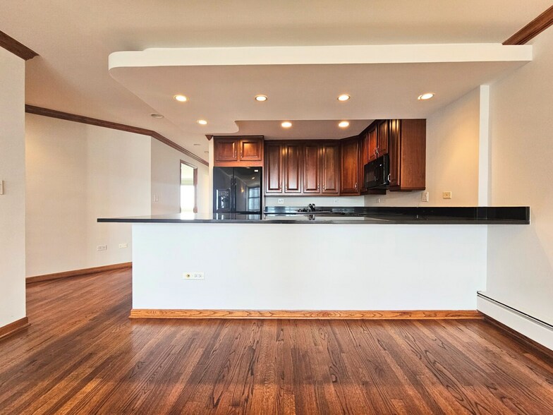 Building Photo - 1356 N Dearborn St