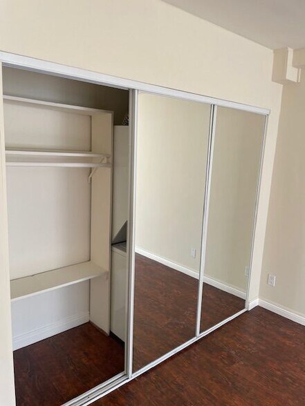 Building Photo - 516 S Alexandria Ave