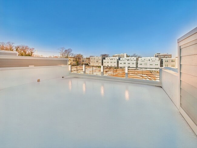 Building Photo - 907 Bainbridge St