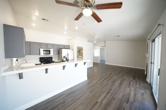Building Photo - Showings Available NOW