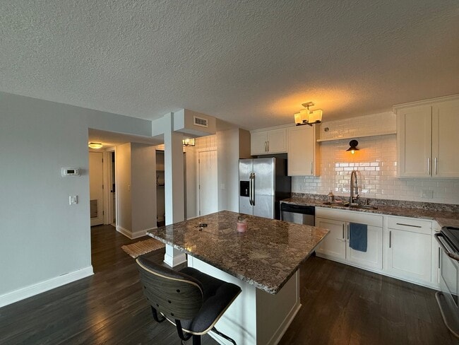 Building Photo - Modern 1 Bedroom Apartment With Stunning C...