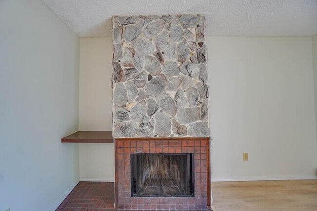 Building Photo - THREE BEDROOM TOWN HOME WITH GARAGE IN HAZEL DELL