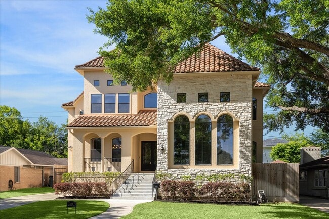 Building Photo - 3310 Blue Bonnet Blvd