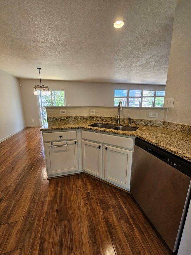 Building Photo - Super Beautiful Englewood 3 Bedroom Home A...