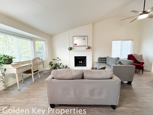 Building Photo - Beautiful move-in ready home in Guajome Park Estates!