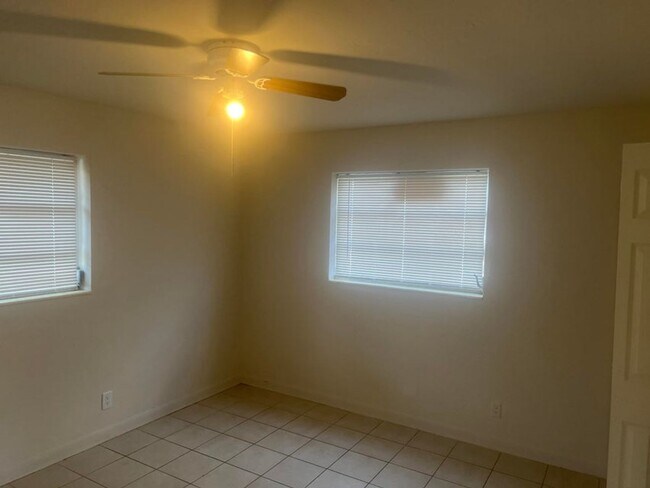 Building Photo - 2410 SW 44th Ave