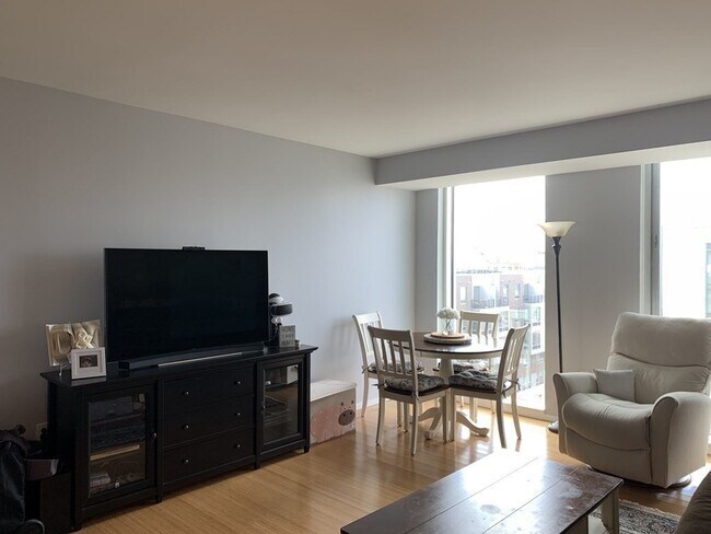 Building Photo - 2 Earhart St