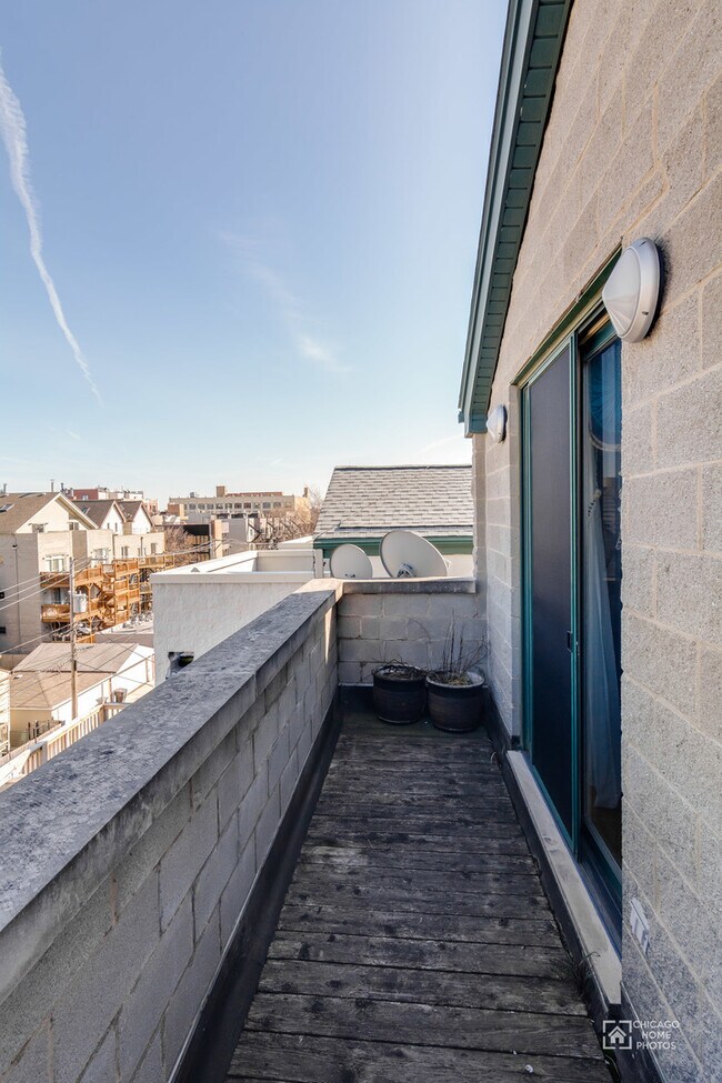 Building Photo - 869 N Paulina St