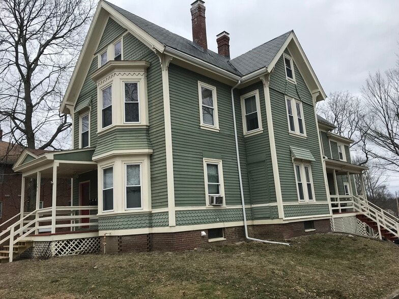 Building Photo - 131 Pleasant St