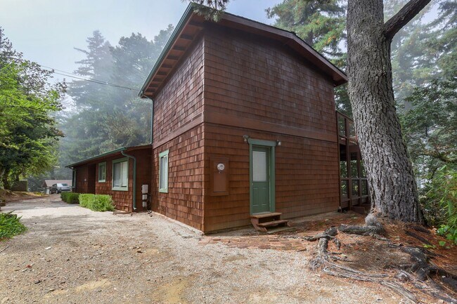 Building Photo - 3 Bed / 2 Bath Woodside home on large lot ...