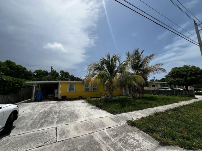 Building Photo - 1036 S 14th St