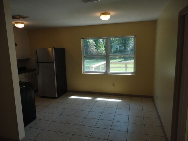 Building Photo - Nice 4 bedroom/2 Bathroom home