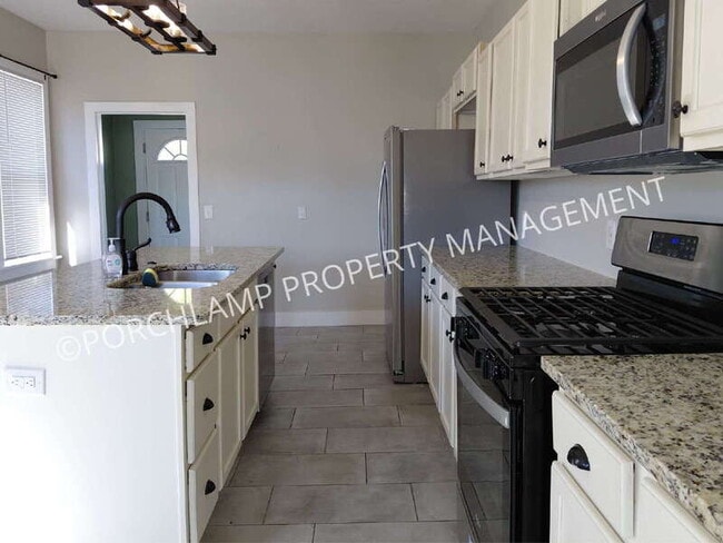 Building Photo - 606 Houston Ave