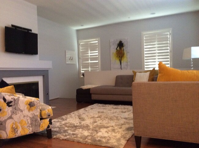 Building Photo - Charming Upper End Unit 2 Bed 2 Bath Condo