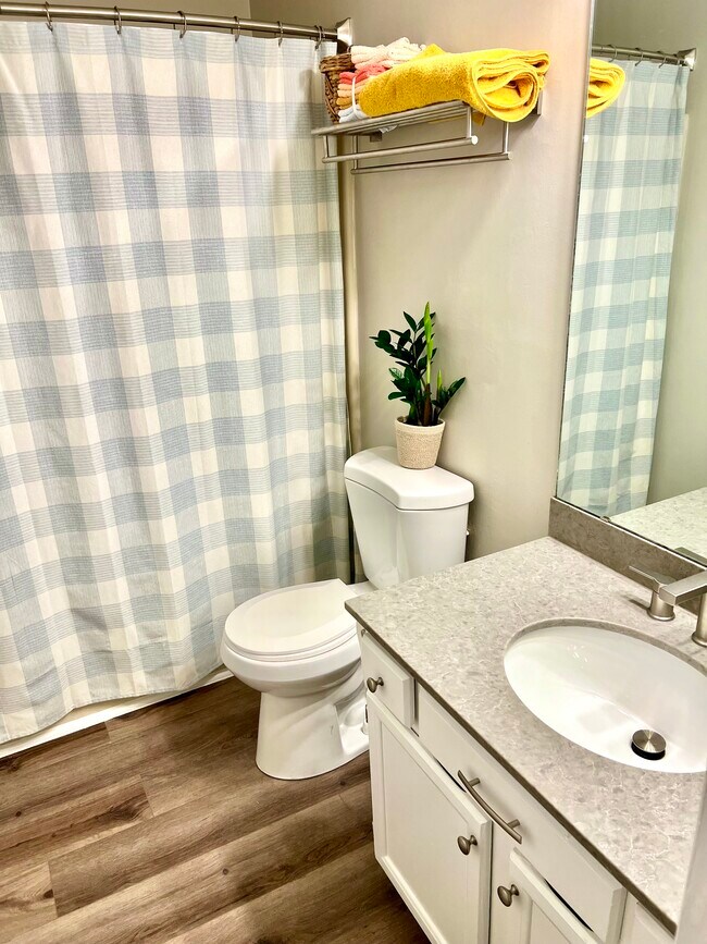 2nd full bathroom - 622 New Kent Plz