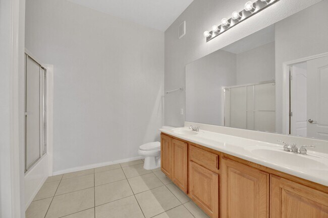 Building Photo - Two Bedroom Condo in Gate community
